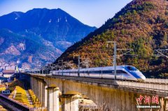 湖北兴山：高铁绘“彩练”